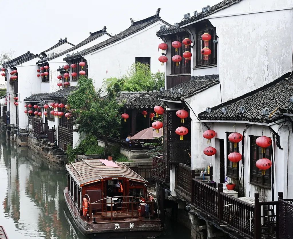 连接阊门与虎丘的山塘河，带来了繁华街市